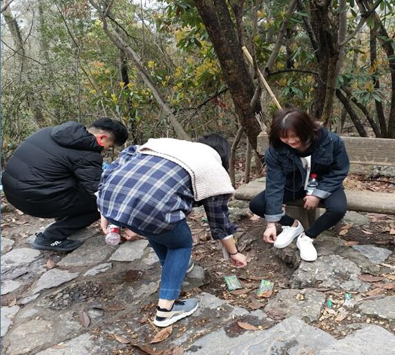 商学院部分班级组织团日活动发扬“雷锋精神”